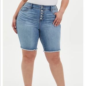 NWT! Torrid Bermuda shorts 24